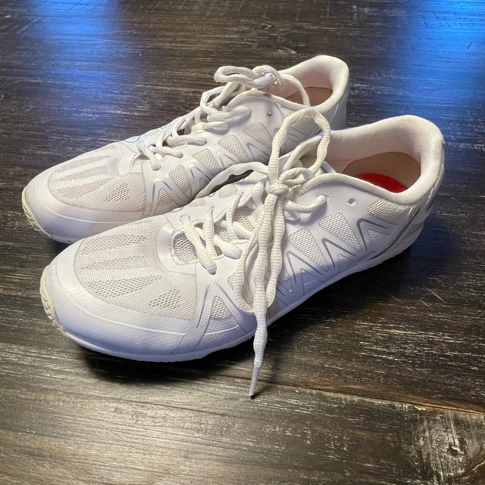 Varsity edge cheer shoes size 9.5